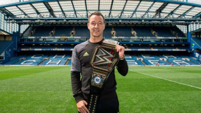 Kapten Chelsea, John Terry dengan sabuk juara WWE