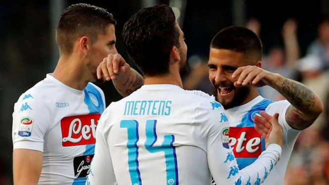 Para pemain Napoli merayakan gol Lorenzo Insigne (kanan)
