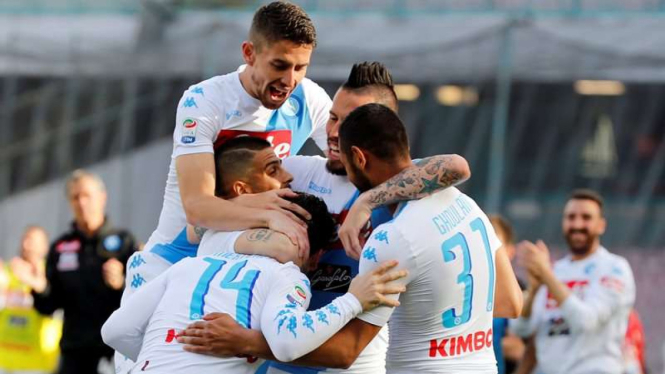 Para pemain Napoli merayakan Gol