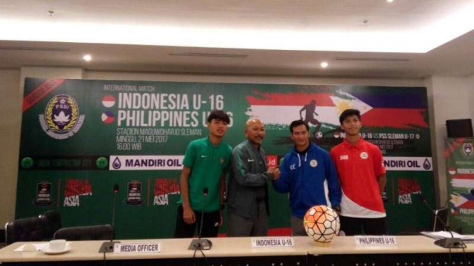 Pelatih Timnas Indonesia U-16, Fachry Husaini (kedua dari kiri)