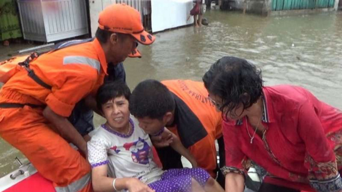 Warga korban banjir di Kota Padang, Sumatera Barat, pada Minggu, 21 Mei 2017.
