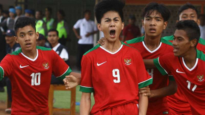 Pemain Timnas Indonesia U-16, Rendy Juliansyah merayakan golnya.