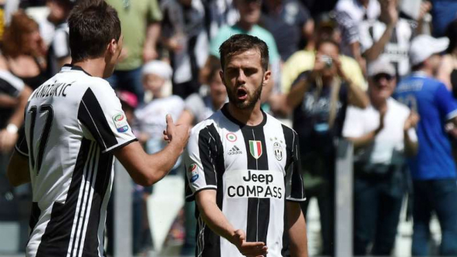 Striker Juventus, Mario Mandzukic dan Miralem Pjanic.