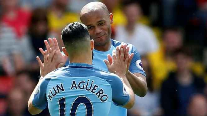 Penyerang Manchester City, Sergio Aguero (10), merayakan gol