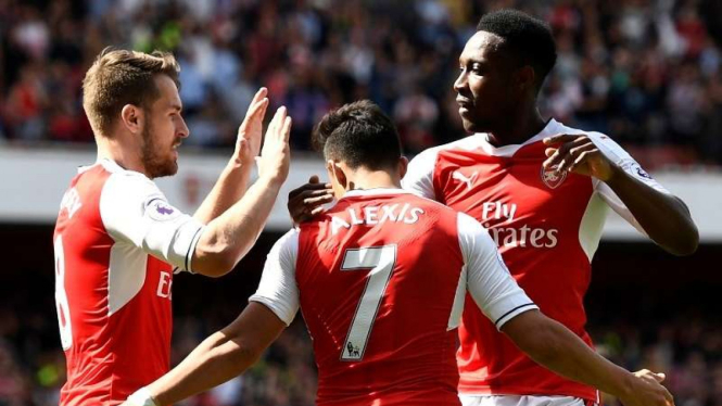 Para pemain Arsenal merayakan gol Alexis Sanchez (tengah)