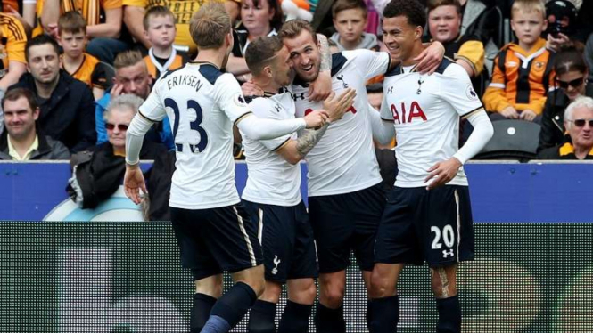 Para pemain Tottenham Hotspur merayakan gol Harry Kane (tengah)