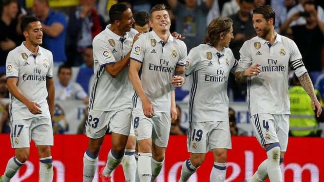 Para pemain Real Madrid merayakan gol