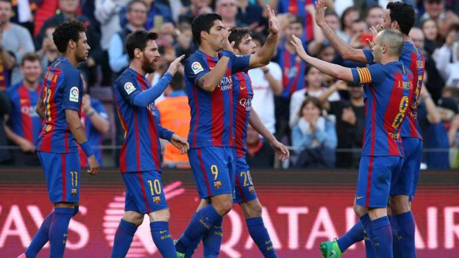 Para pemain Barcelona merayakan gol Luis Suarez (tengah)