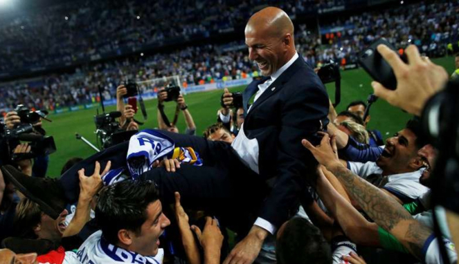 Pelatih Real Madrid, Zinedine Zidane, usai bawa klubnya juara La Liga musim lalu. 