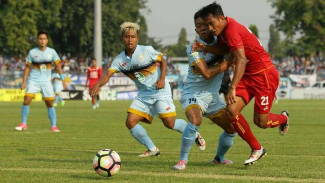 Pertandingan Persela Lamongan melawan Arema FC di ajang Liga 1