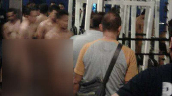 Sebanyak 144 pria dalam keadaan telanjang yang diamankan dalam penggerebekan Pesta Gay di sebuah tempat senam, Gym Atlantis, Jakarta Utara, Minggu malam (21/5/2017).