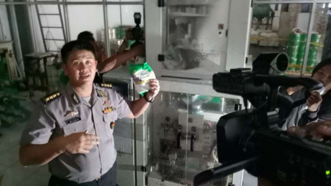 Kepala Bidang Hubungan Masyarakat Polda Sulawesi Selatan, Komisaris Besar Polisi Dicky Sondani, dalam konferensi pers tentang penggerebekan gudang gula rafinasi di Makassar pada Senin, 22 Mei 2017.