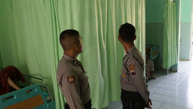 Polisi menjaga satu bilik perawatan pada RSUD Karanganyar, tempat seorang tersangka penganiayaan dalam kegiatan Diksar Mapala UII Yogyakarta dirawat pada Senin, 22 Mei 2017.