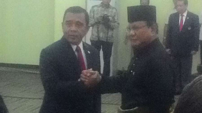 Prabowo Subianto (kanan) resmi dilantik menjadi ketua umum PB IPSI