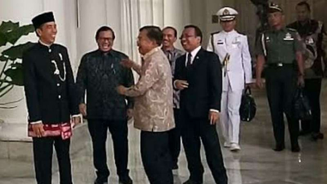 Jokowi dan JK tampak bercanda dan tertawa bersama.