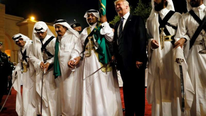 Presiden AS, Donald Trump, dan Raja Arab Saudi, Salman, menari bersama dengan pedang.
