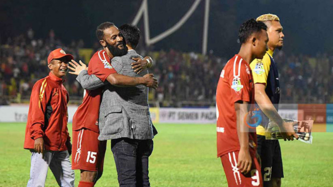 Pemain Semen Padang, Didier Zokora (kedua dari kiri)