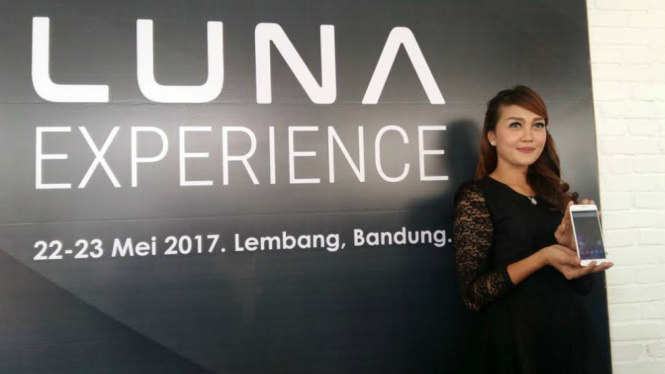 SPG menunjukkan smartphone Luna V di Bandung