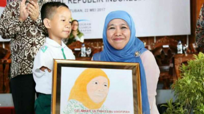 Menteri Sosial Khofifah Indar Parawansa menerima kado karikatur dirinya dari Zainur, penyandang disabilitas asal Tuban Jawa Timur, Senin (22/5/2017)