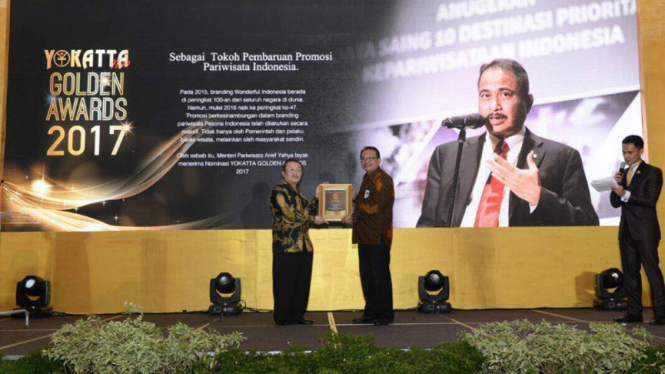 Menteri Pariwisata Arief Yahya menerima iNewsMaker Awards 2017 