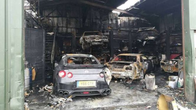FOTO Bengkel  Terbakar Banyak Mobil Mewah Jadi Rongsokan