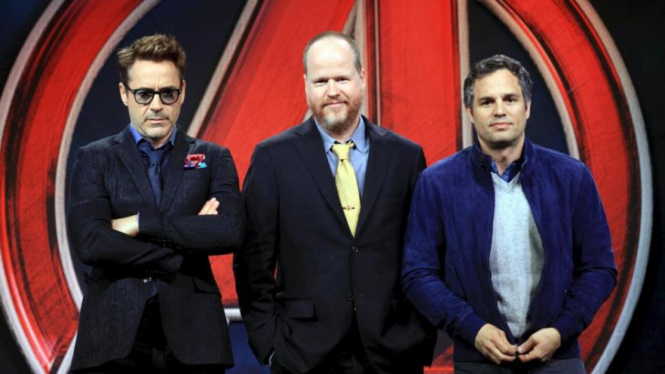 Joss Whedon (tengah) bersama Pemain The Avengers