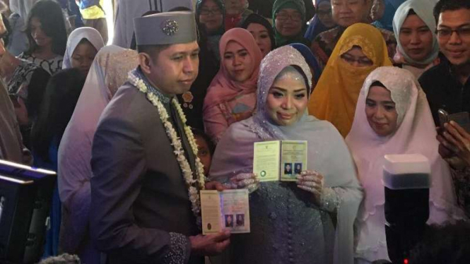 Muzdalifah dan Khairil Anwar saat menikah.  