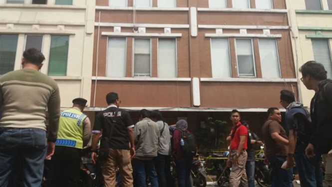 Polisi menggelar olah kejadian perkara penggerebekan pesta gay di Kelapa Gading 