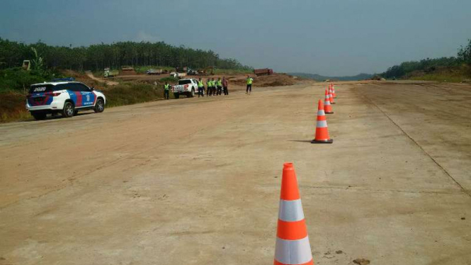 Pembangunan jalan tol Semarang-Batang di Jawa Tengah pada Selasa, 23 Mei 2017.