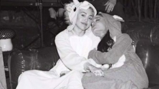 Miley Cyrus dan Ariana Grande