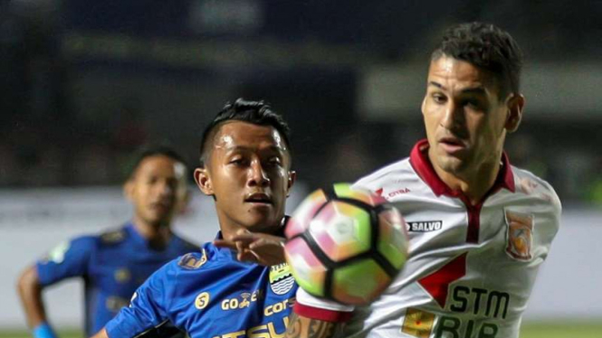 Pemain Borneo FC, Matheus Henrique, saat hadapi Persib Bandung