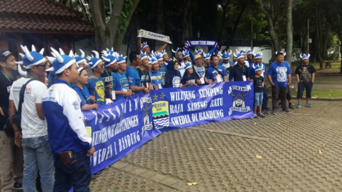 Viking Persib saat jamu Ratu dan Raja Swedia di Pendopo Kota Bandung.