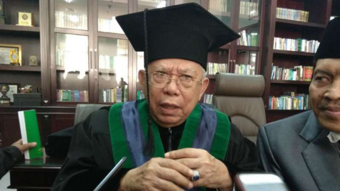 Ma'ruf Amin, Rais Aam Nahdlatul Ulama, dikukuhkan sebagai guru besar bidang ilmu ekonomi muamalat syariah di kampus Universitas Islam Negeri Maulana Malik Ibrahim di Malang pada Rabu, 24 Mei 2017.