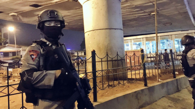 Polisi berjaga di lokasi kejadian ledakan bom di Kampung Melayu, Jakarta.
