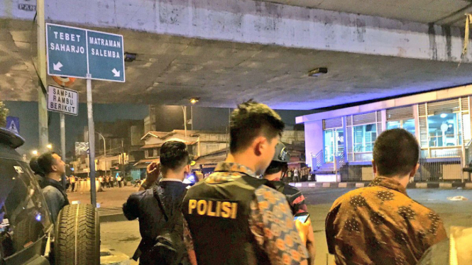 Polisi berjaga di lokasi kejadian ledakan bom di Kampung Melayu, Jakarta, Rabu malam, 24 Mei 2017.