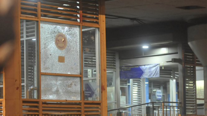 Halte yang rusak akibat ledakan bom di Kampung Melayu, Jakarta