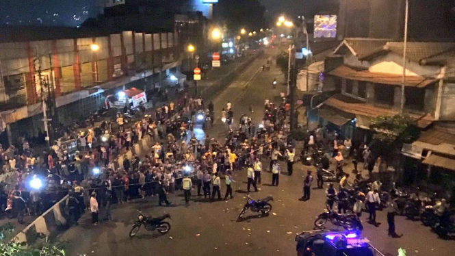 Suasana keramaian paska ledakan bom di Kampung Melayu, Jakarta.