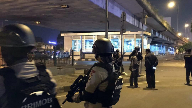 Polisi berjaga di lokasi kejadian ledakan bom di Kampung Melayu, Jakarta