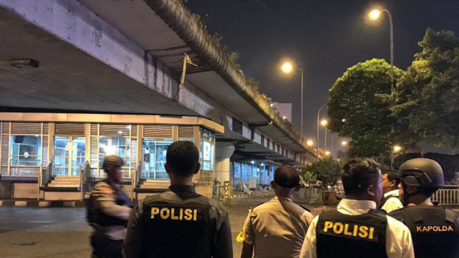 Kapolda Metro Jaya Irjen M Iriawan (kanan) berada di lokasi ledakan bom di Kampung Melayu, Jakarta