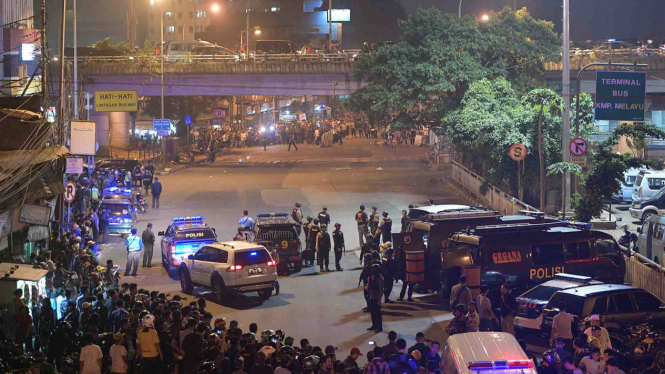 Personil Gegana Brimob Polda Metro Jaya berjaga di lokasi ledakan Kampung Melayu, Jakarta