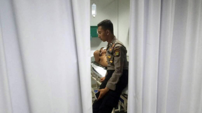 Anggota polisi yang menjadi korban ledakan bom dirawat di UGD RS Hermina, Jakarta