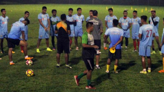 Bhayangkara FC menggelar latihan malam