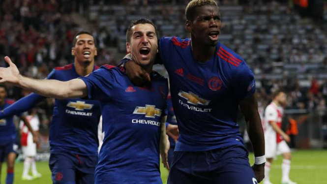 Para pemain Manchester United rayakan gol Henrikh Mkhitaryan