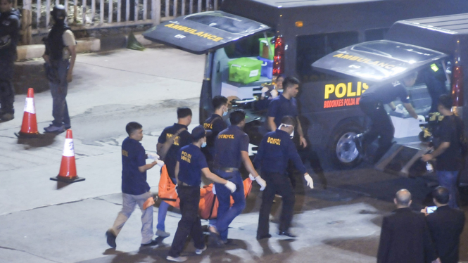 Polisi Evakuasi Jenazah Korban Bom Kampung Melayu. 