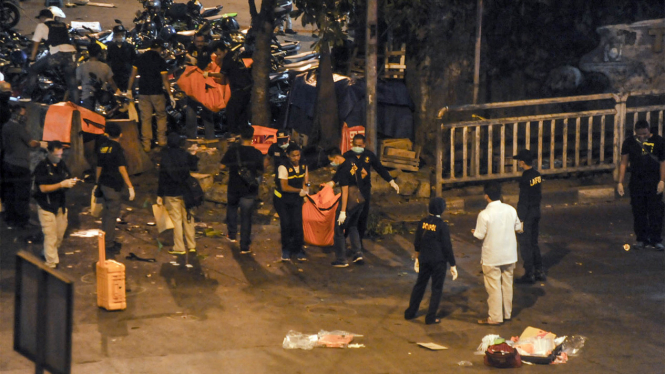 Polisi evakuasi jenazah korban bom Kampung Melayu.