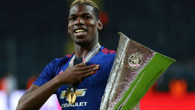 Gelandang Manchester United, Paul Pogba dengan trofi Liga Europa