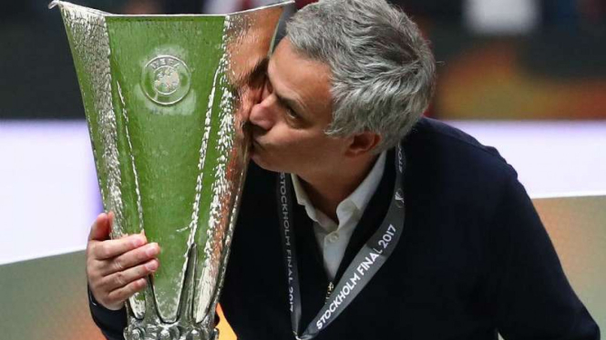 Manajer Manchester United, Jose Mourinho dengan trofi Liga Europa