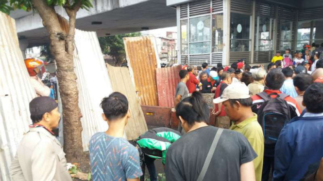 Warga ramai mendatangi lokasi usai ledakan bom di Terminal Kampung Melayu