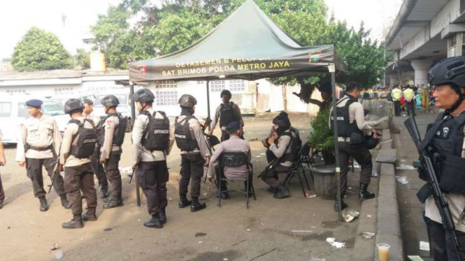 Brimob berjaga di lokasi ledakan bom Kampung Melayu, Jakarta.