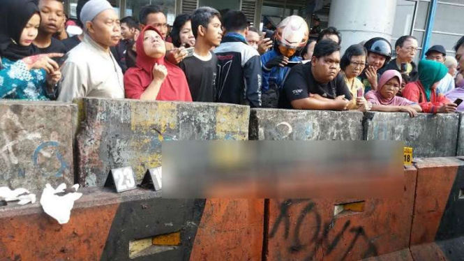 Banyak warga berkerumun di lokasi ledakan bom Terminal Kampung Melayu.